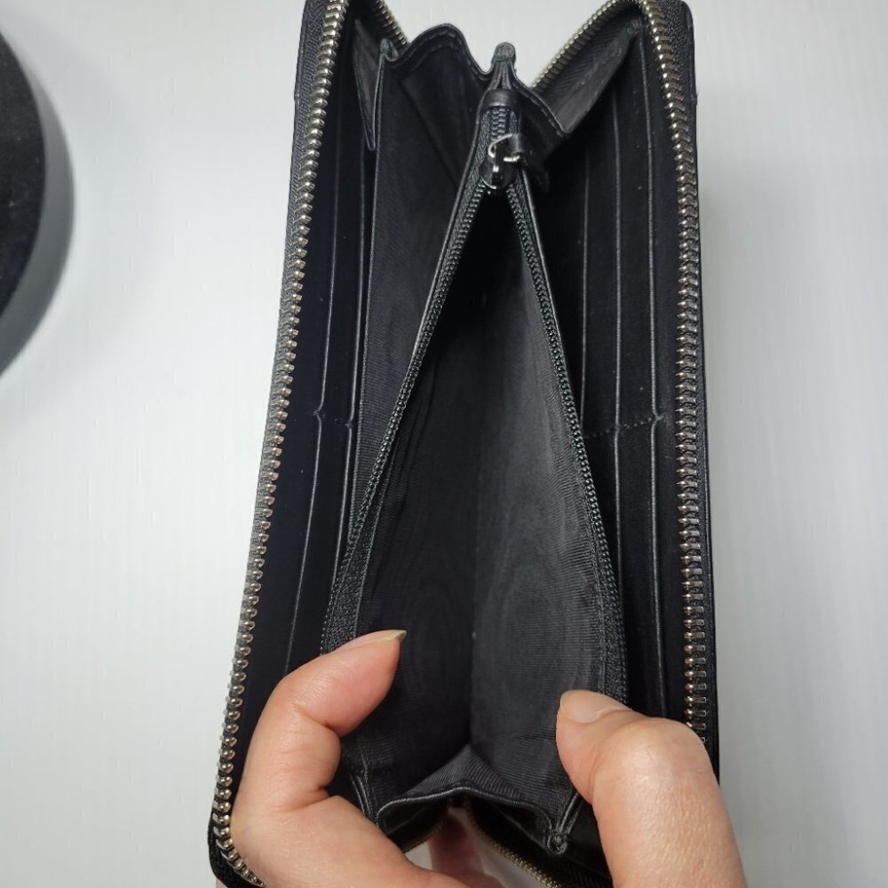 GUCCI  embossed leather logo zip around long wallet black - Picture 7 of 15